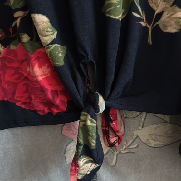 Front tie knot tank top - Picture 3 of 5